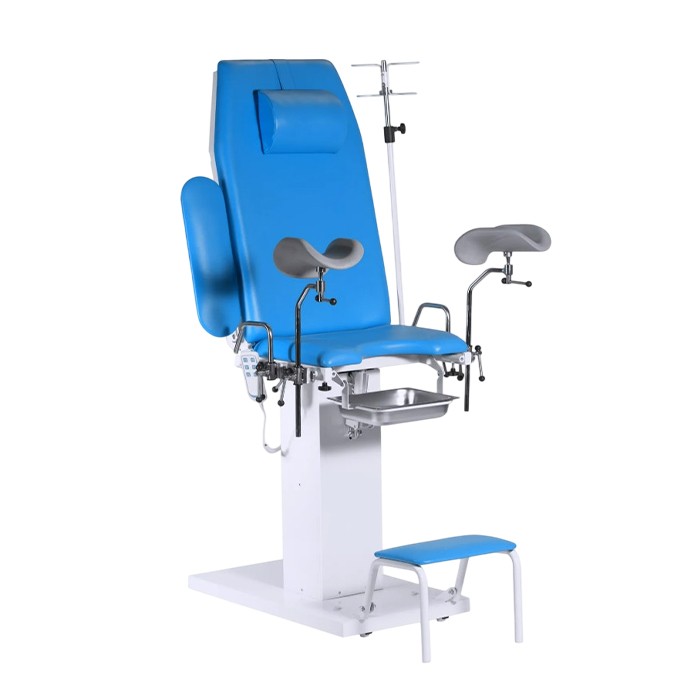 гинекологическое кресло и стерильные инструменты